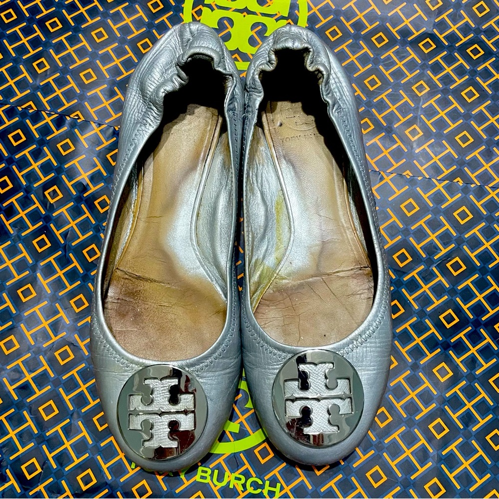 Tory Burch Size 7 M silver Logo Leather Ballet Flats